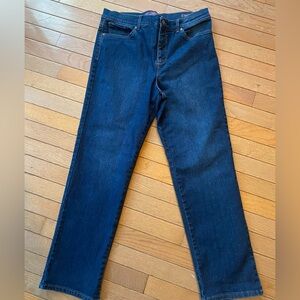 NWOT Gloria Vanderbilt Amanda Stretch Fabric
Womens High Rise Straight Leg